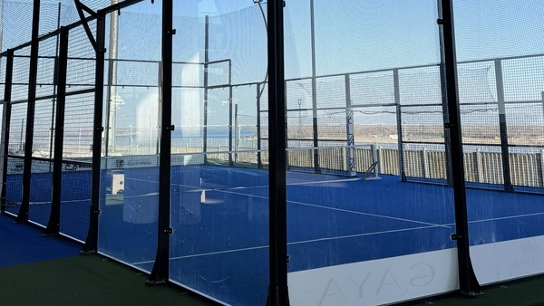 Открытый синий падел корт