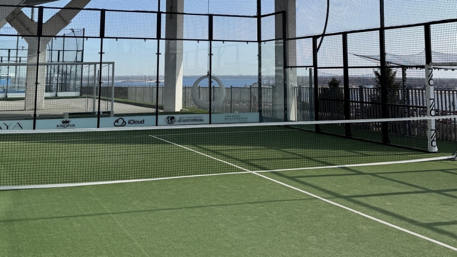 Открытый зеленый падел корт